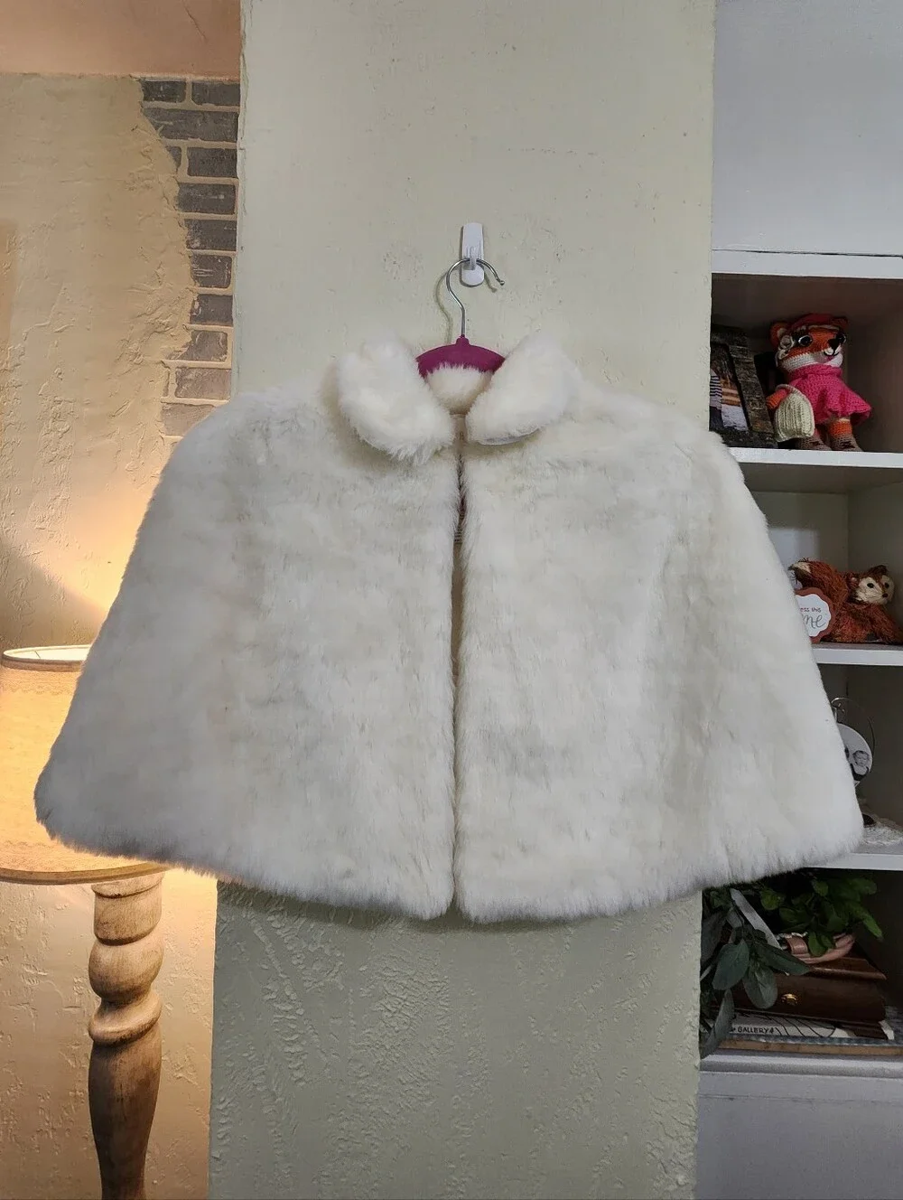 David's Bridal Fuax Fur Miss White Cape With Hook NWT - Picture 7 of 7